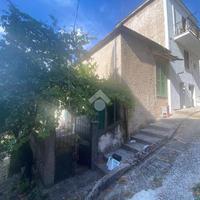 CASA SEMINDIPENDENTE A PESCOSOLIDO