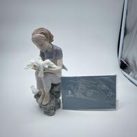 Statuina porcellana Lladrò "jogando con las palom"