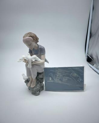Statuina porcellana Lladrò "jogando con las palom"