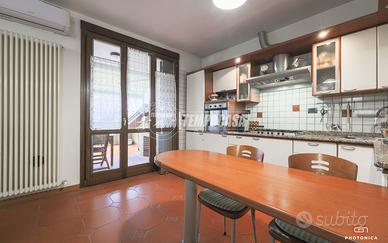 VILLETTA A SCHIERA CON GIARDINO PRIVATO E GARAGE D