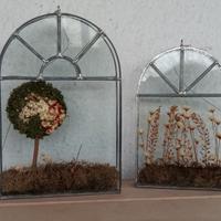 Vetrinette, finestre piombate con fiori secchi