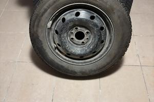 4 Pneumatici Invernali con cerchione