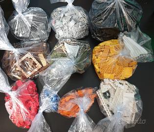 10 buste con Lego di diversi colori