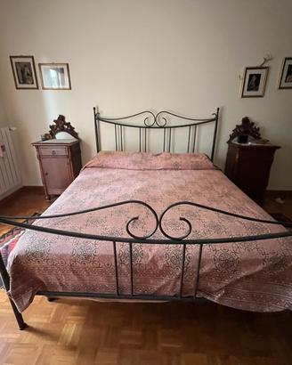 Letto matrimoniale in ferro battuto nero