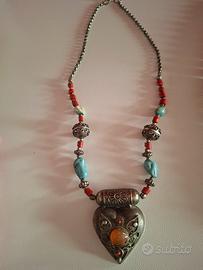 collana etnica con pendente a cuore