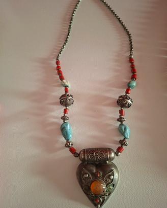 collana etnica con pendente a cuore
