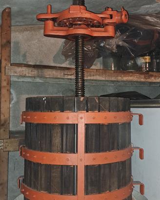  torchio da uva,tramoggia e 2 tini