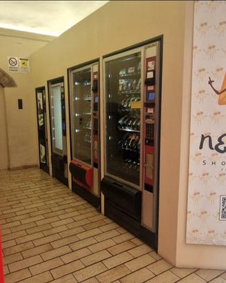Locale H 24 Distributore automatico