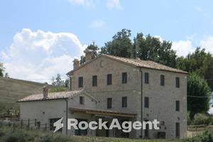 CASALE E B&B CON RISTORANTE E TERRENO
