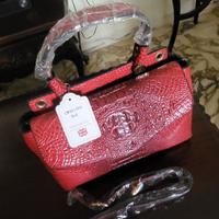 Borsa rossa martellata nova con cartellino