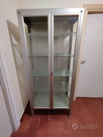 Armadio vetrina per medicinali grigia