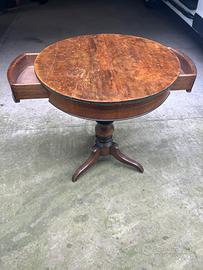 Tavolo vecchio in stile