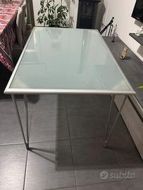 tavolo e sgabello in buonissime condizioni.