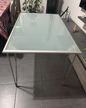 tavolo e sgabello in buonissime condizioni.