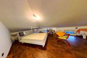 CASA SINGOLA SU PIU' PIANI CON LABORATORIO