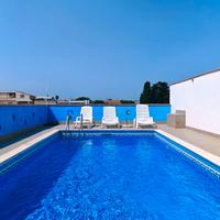 Casa dei pini con piscina blu cobalto