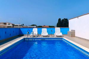 Casa dei pini con piscina blu cobalto