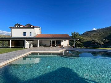 Villa di 350 m² con più di 5 locali e box auto a B