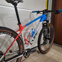 Cube Elite C:68X SLX Teamline – Hardtail XC in Car
