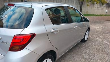 Toyota Yaris modello "4d" anno 2015