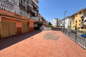 4 LOCALI A NAPOLI