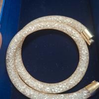 Collana o bracciale Swarovski. 