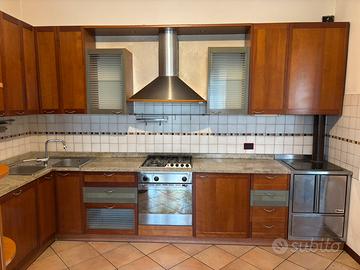 Cucina completa in massello di ciliegio