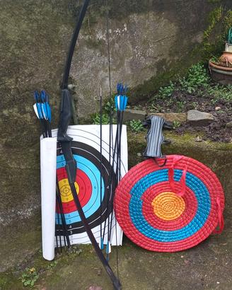 Arco con frecce per ragazzi o principianti adulti.