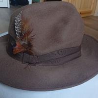 Cappello donna il feltro marrone con piume