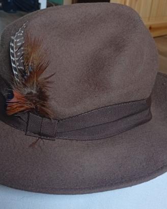 Cappello donna il feltro marrone con piume