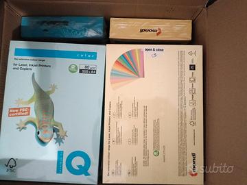 Risme di carte colorate 