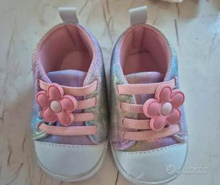 Scarpe neonata