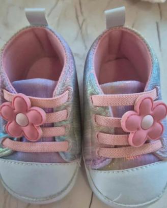 Scarpe neonata