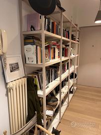Libreria snella ma ultra resistente