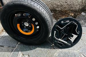 Kit ruotino di scorta completo di cric e accessori
