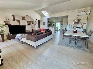 Attico / Mansarda di 180 m² con più di 5 locali a 