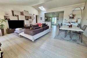 Attico / Mansarda di 180 m² con più di 5 locali a 