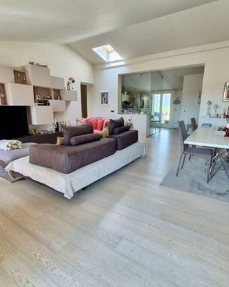 Attico / Mansarda di 180 m² con più di 5 locali a 