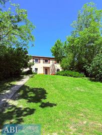 Rustico / Casale di 450 m² con più di 5 locali e b