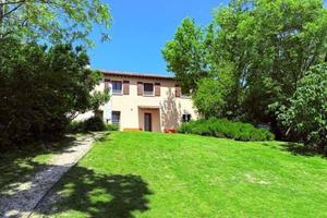 Rustico / Casale di 450 m² con più di 5 locali e b