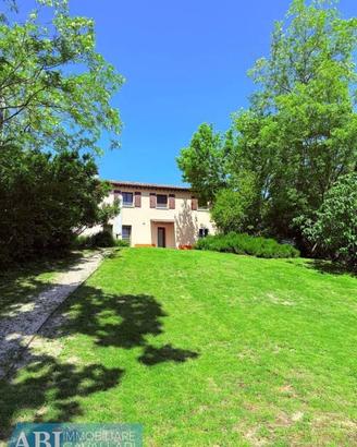 Rustico / Casale di 450 m² con più di 5 locali e b