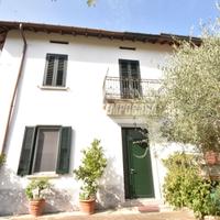 PORZIONE DI BIFAMILIARE CON GIARDINO PRIVATO
