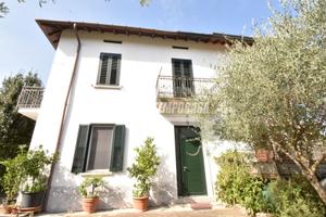 PORZIONE DI BIFAMILIARE CON GIARDINO PRIVATO