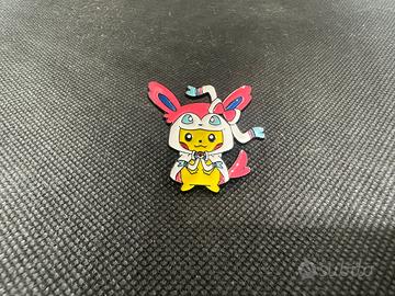 Spilla Pokémon Pikachu con costume Sylveon
