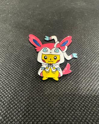 Spilla Pokémon Pikachu con costume Sylveon