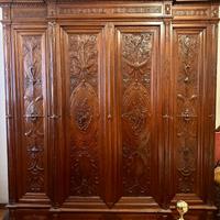 Armadio antico in noce massello intagliato