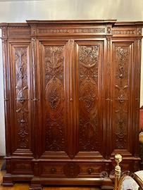 Armadio antico in noce massello intagliato