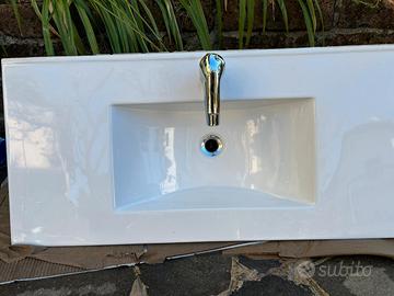 Lavandino in ceramica con miscelatore Grohe