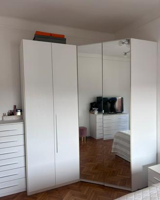 Ampio armadio con cabina specchaita