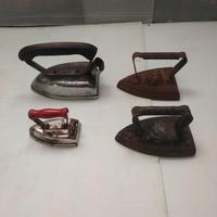 Lotto di 4 mini ferri da stiro molto datati